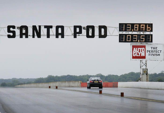 Η γρηγορότερη επίδοση του Infiniti M35h στο 0-400 χλμ./ώρα στην πίστα Santa Pod ήταν 13,8960 δλ. Ο μέσος όρος, πάλι, ήταν 13,9031 δλ.